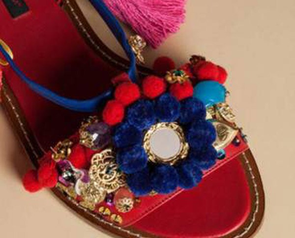 Σάλος με τα σανδάλια σκλάβου!!!