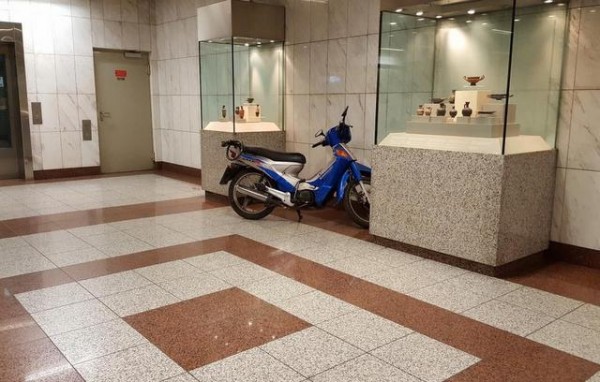 Οδηγός δικύκλου το ... τερμάτισε με το παράνομο παρκάρισμα