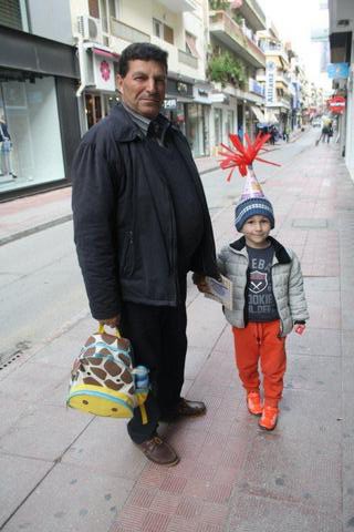 Παππούς και εγγονός βολτάρουν χέρι-χέρι