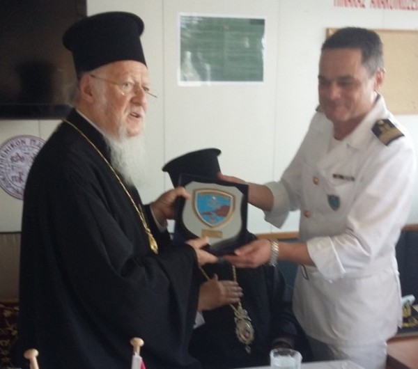 Ο Λιμενάρχης Αιδηψού απένειμε το θυρεό του Λιμεναρχείου στον Πατριάρχη
