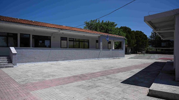 ΚΑΘΕΝΟΙ ΕΥΒΟΙΑΣ: Στα ...κάγκελα οι γονείς με τα σοβαρά κενά εκπαιδευτικών στο Γυμνάσιο