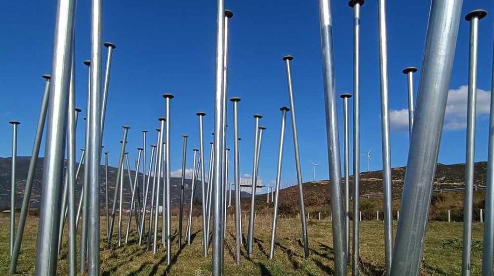 ΤΕΜΠΗ: Αγνωστοι ξήλωσαν τα 58 καρφιά - Το συμβολικό έργο στη μνήμη των θυμάτων