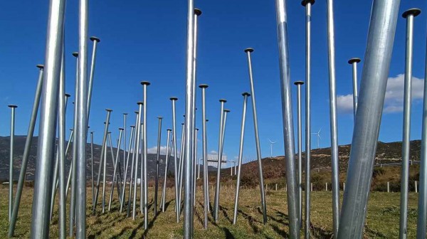 ΤΕΜΠΗ: Αγνωστοι ξήλωσαν τα 58 καρφιά - Το συμβολικό έργο στη μνήμη των θυμάτων