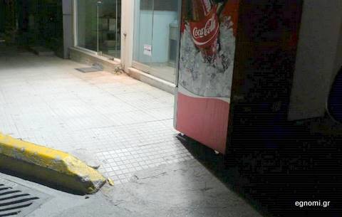 Ψυγείο στη ράμπα για τα καροτσάκια των ανάπηρων