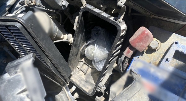 ΔΗΜΟΣ ΔΙΡΦΥΩΝ-ΜΕΣΣΑΠΙΩΝ: Έκρυβε ναρκωτικά στον κινητήρα του αυτοκινήτου (φωτό)