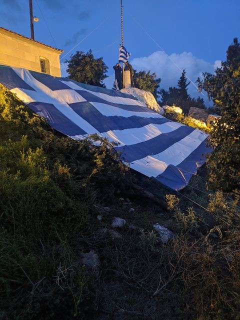 Απλωσαν μεγάλη ελληνική σημαία στον Αγιο Καμαρίτσας