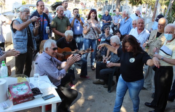 Τρισάγιο με χορούς και τραγούδια στον τάφο του Καζαντζίδη