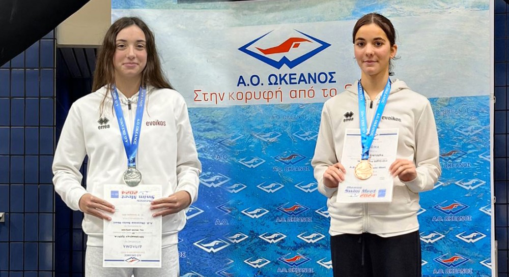 ΚΟΛΥΜΒΗΣΗ: 5 μετάλλια από δυο κορίτσια του Ευβοϊκού με ...άλλο σκουφάκι