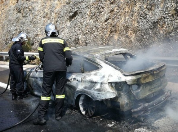 ΟΙΝΟΦΥΤΑ: Αυτοκίνητο τυλίχθηκε στις φλόγες στην Εθνική οδό Αθηνών- Λαμίας