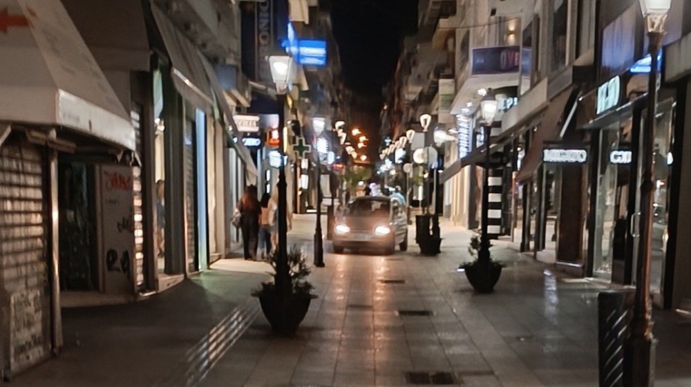 ΟΔΟΣ ΑΒΑΝΤΩΝ ΧΑΛΚΙΔΑ: ΙΧ έκανε βόλτα στον πεζόδρομο