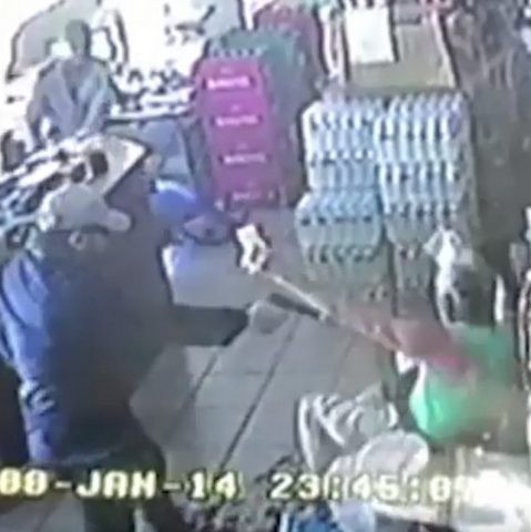 Βίντεο-σοκ από τη στιγμή που ληστής πυροβολεί ιδιοκτήτη κάβας στο Π. Φάληρο