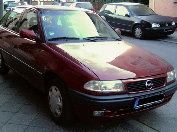 ΧΑΛΚΙΔΑ: Βυσσινί αυτοκίνητο Opel Astra ... έκανε φτερά από την Έξω Παναγίτσα