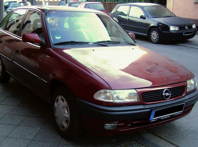 ΧΑΛΚΙΔΑ: Βυσσινί αυτοκίνητο Opel Astra ... έκανε φτερά από την Έξω Παναγίτσα