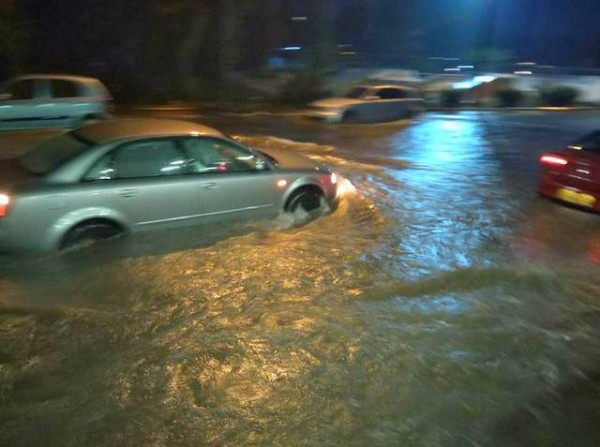 ΧΑΛΚΙΔΑ: Πλημμύρισε η περιοχή του Βούρκου από την βροχή (pics)