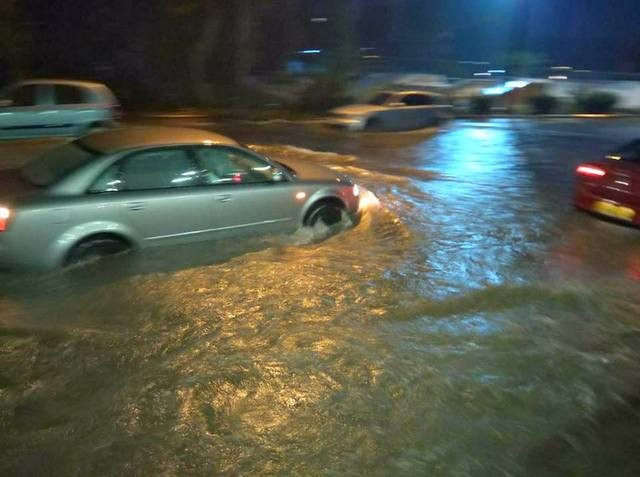 ΧΑΛΚΙΔΑ: Πλημμύρισε η περιοχή του Βούρκου από την βροχή (pics)