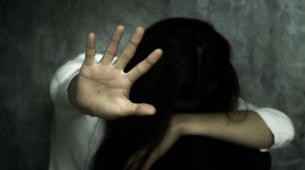 Σοκάρει ο ξυλοδαρμός 14χρονης από συνομήλικα κορίτσια και αγόρια (VIDEO)