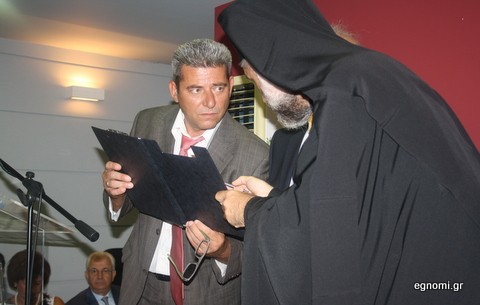 Παίρνει οδηγίες με θρησκευτική ευλάβεια