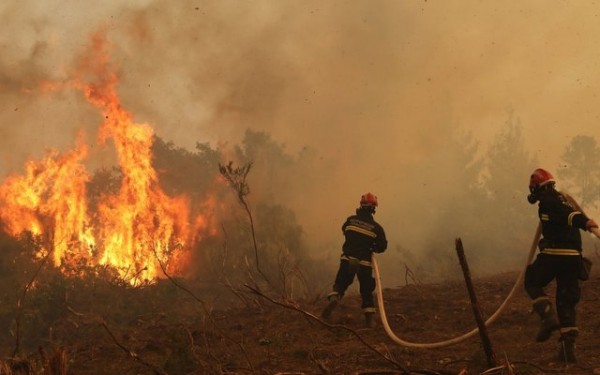 ΦΩΤΙΑ ΣΤΟ ΜΑΡΜΑΡΙ: Αναζωπύρωση στον οικισμό Φηγιά (VIDEO)