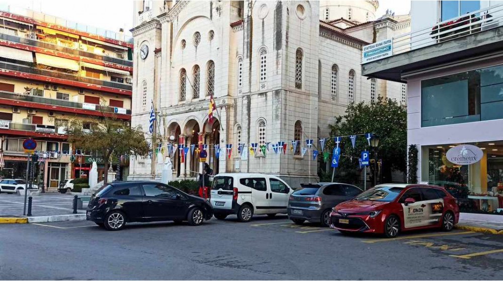 ΧΑΛΚΙΔΑ: Φουλ του παράνομου παρκαρίσματος δίπλα στο ναό του Αγίου Νικολάου