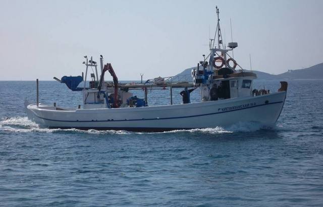 ΚΑΡΥΣΤΟΣ: Σύγκρουση αλιευτικού σκάφους με ταχύπλοο στη νησίδα Παξιμάδα