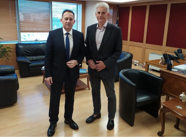 Ο Πέτσας υπέγραψε δύο μεγάλα έργα για ισάριθμους Δήμους της Εύβοιας