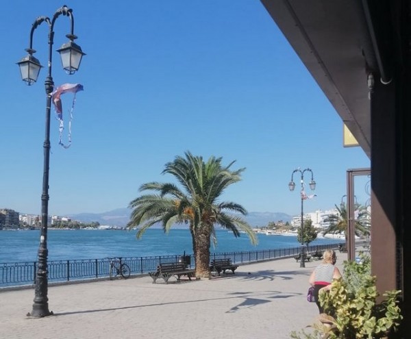 ΧΑΛΚΙΔΑ - ΠΑΡΑΛΙΑ: Τα επετειακά λάβαρα της επανάστασης έγιναν κουρέλια