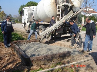 Τσιμεντένιες βάσεις για τους κάδους απορριμμάτων