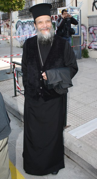 Έκατσε μόνος και απέναντι!