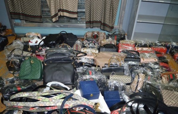 Πουλούσαν μαϊμού προϊόντα μέσω διαδικτύου τέσσερις Έλληνες