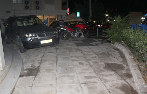 Δωρεάν πάρκινγκ σε πεζοδρόμιο δίπλα στην παραλία της Χαλκίδας
