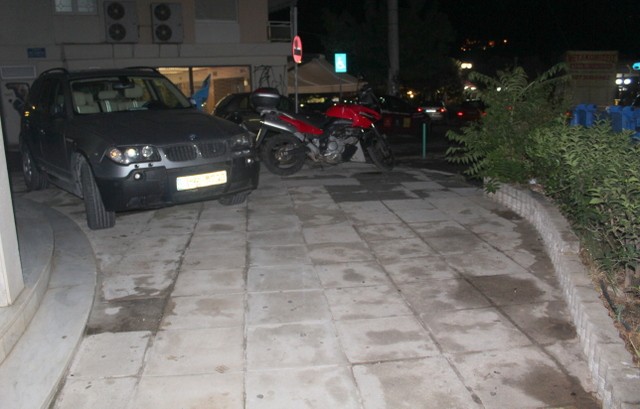 Δωρεάν πάρκινγκ σε πεζοδρόμιο δίπλα στην παραλία της Χαλκίδας