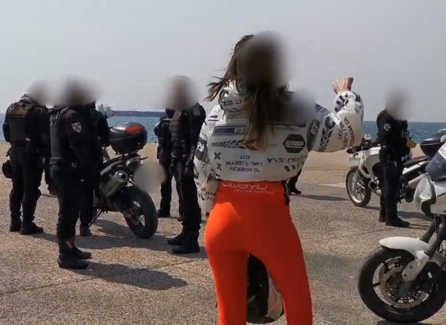 Θεσσαλονικιά σε αστυνομικούς: Κότες όσοι μένουν σπίτι, θα κάνω ό,τι θέλω (VIDEO)