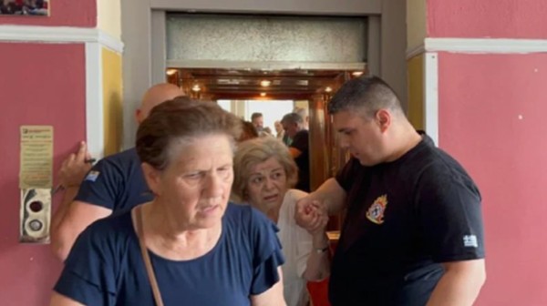 Πήγαν να ψηφίσουν και κλείστηκαν στο ασανσέρ (Video)