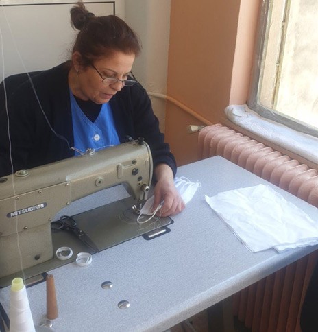 ΚΟΡΩΝΟΪΟΣ: Σε νοσοκομείο ξέμειναν από μάσκες και τις ράβουν μόνοι τους