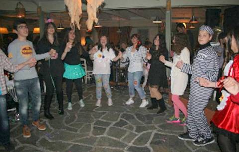 Αποκριάτικο γλέντι με γαϊτανάκι και πολύ κέφι