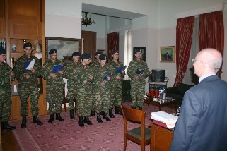 Στρατιωτικά κάλαντα για τον πρόεδρο του Δημοτικού Συμβουλίου