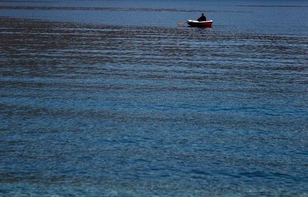 Εντοπίστηκε νεκρός ψαράς στο Μαντούδι