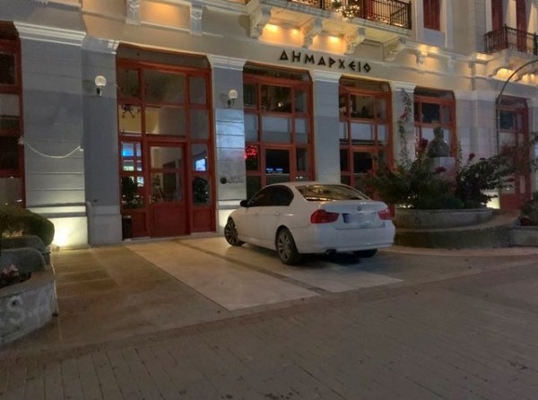 ΧΑΛΚΙΔΑ: Αυτό θα πει θράσος σε παράνομο παρκάρισμα!