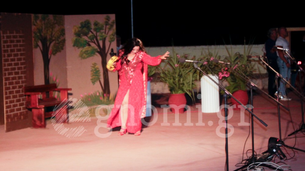 Χαμός με την ...Σαπουντζάκη στο θεατράκι του Μπουρτζιού (VIDEO)