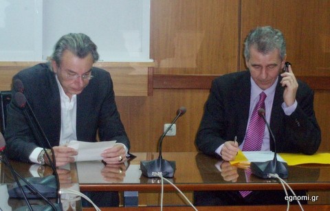 Ο ένας διαβάζει και ο άλλος μιλάει στο κινητό