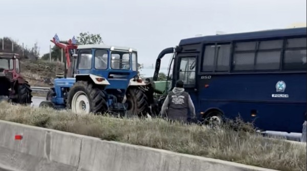 ΕΔΕ για την κλούβα των ΜΑΤ που εμβόλισε τρακτέρ για να ανοίξει το μπλόκο στον Προμαχώνα (Video)