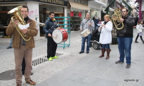 Παρούσα και η Φιλαρμονική στους δρόμους της Χαλκίδας
