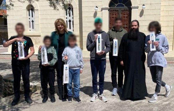 Μοίρασε λαμπάδες και γλυκά η Δήμαρχος την Μεγάλη Πέμπτη