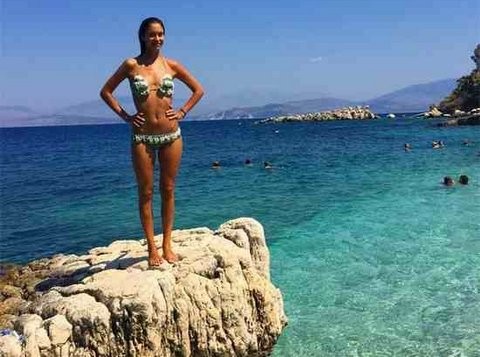 Ποζάρει με μαγιό πάνω σε βράχο