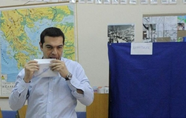 Ο Τσίπρας σάλιωσε φάκελο με αυτοκόλλητη ταινία