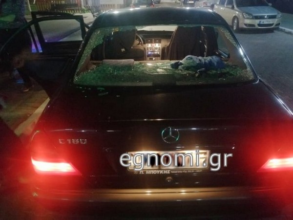 ΑΛΙΒΕΡΙ: Έσπασαν με μπουκάλι αυτοκίνητο Χαλκιδέου - Από θαύμα δεν υπήρξαν τραυματισμοί