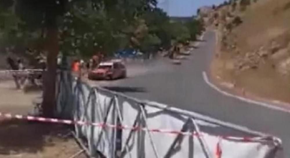 ΔΗΜΗΤΣΑΝΑ: Σοβαρό ατύχημα σε ανάβαση - Αυτοκίνητο έπεσε πάνω σε θεατές (Video)