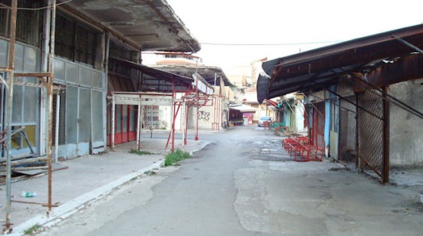 ΑΠΟΚΑΛΥΨΗ: Σπάνε τους τοίχους της Δημοτικής Αγοράς Χαλκίδας για να πάρουν τα σίδερα