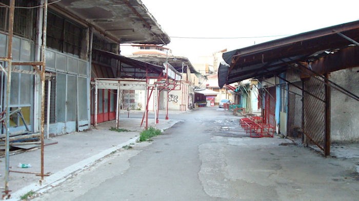 ΑΠΟΚΑΛΥΨΗ: Σπάνε τους τοίχους της Δημοτικής Αγοράς Χαλκίδας για να πάρουν τα σίδερα