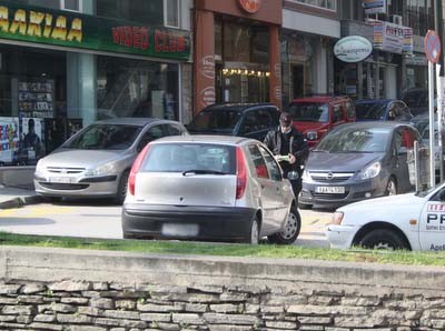 Ενας δημοτικός αστυνόμος που κόβει κλήση!